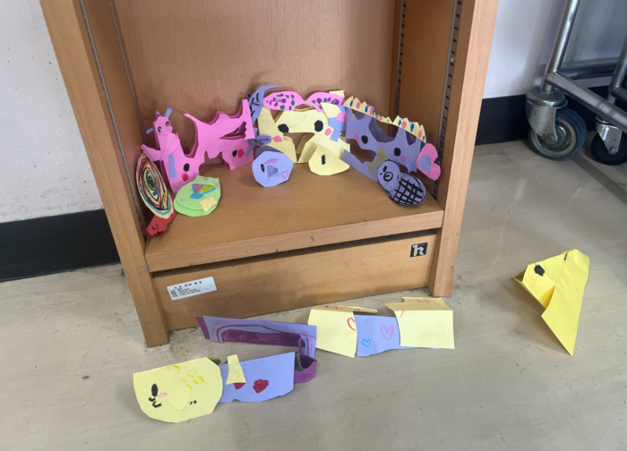 児童が制作した作品を飾っている様子