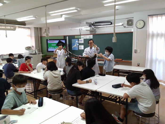わかめ博士が児童に授業をしている様子1