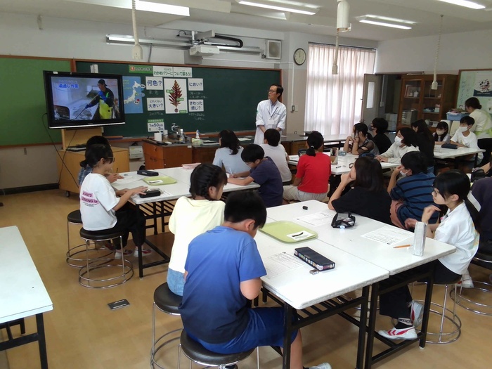 わかめ博士が児童に授業をしている様子2