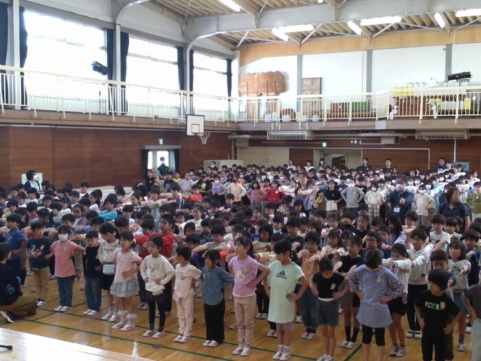 まえへならへをする様子