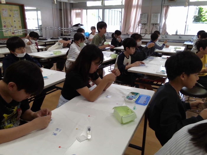 児童が布に目印をつけているようす