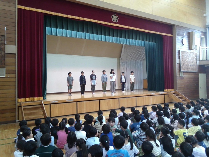 令和7年度の委員会を紹介している様子