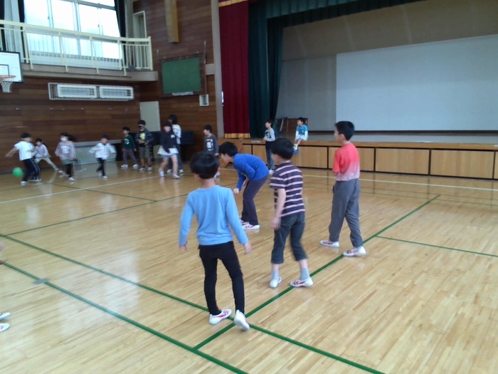 体育館でたてわり班活動を行っている様子