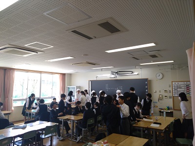 給食は班ごとの会食を行います