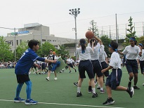 1年生と6組のボールおくり