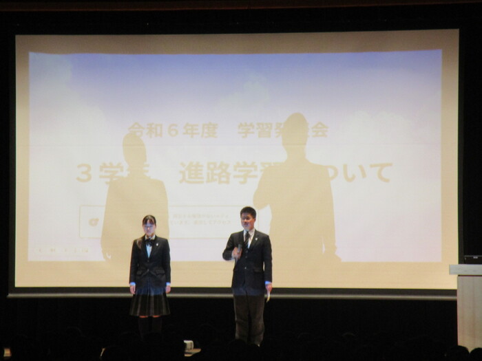 3年生進路報告の様子です。