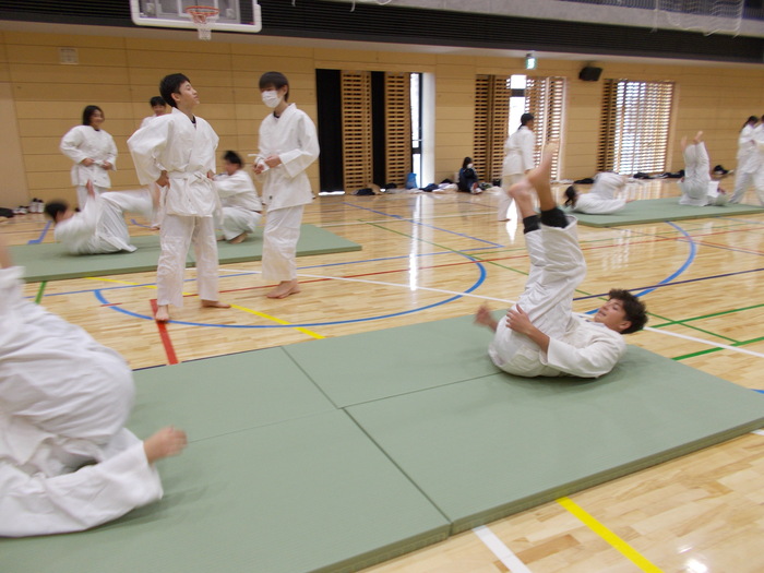 留学生との体育の授業の様子の写真