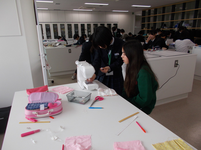 留学生との家庭科の授業の様子の写真