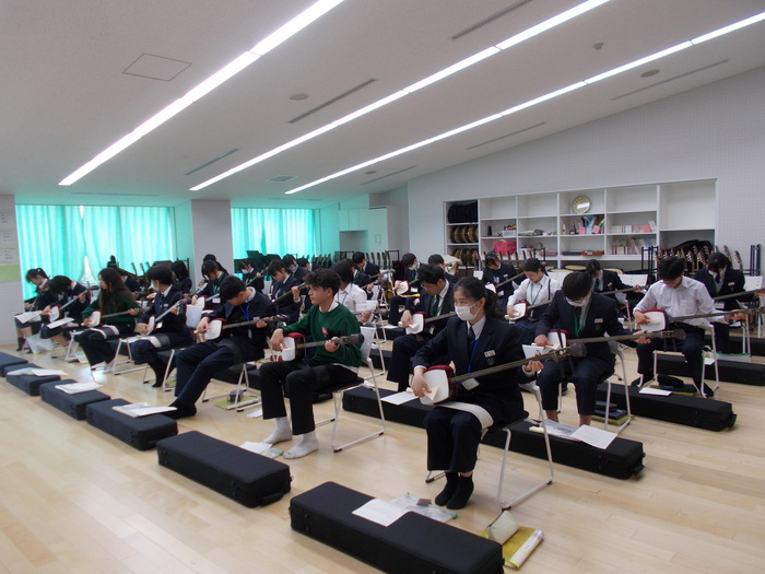 留学生との音楽の授業の様子の写真