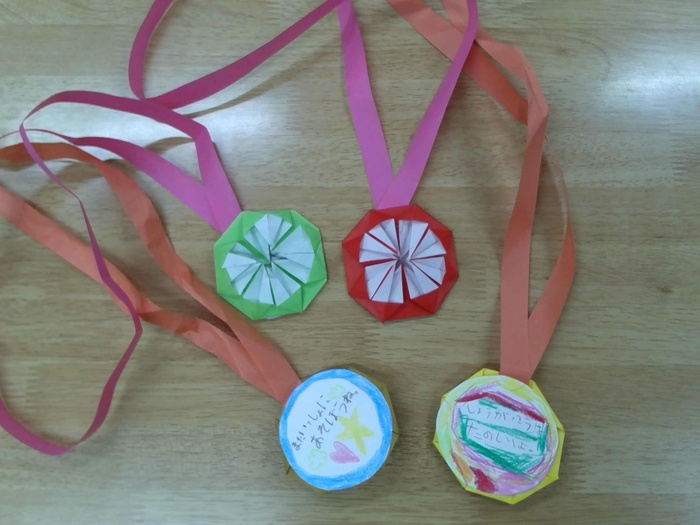 年長さんにプレゼントした折り紙でつくったメダル