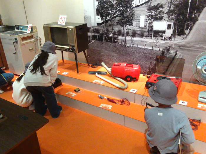 子どもたちが昔の道具の展示を見ている様子