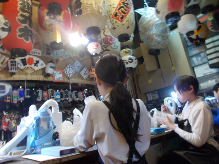 児童が染物をしている様子