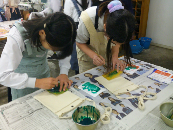 児童が江戸提灯の制作体験をしている様子