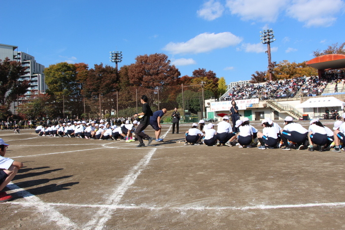 生徒が綱引きをしている様子