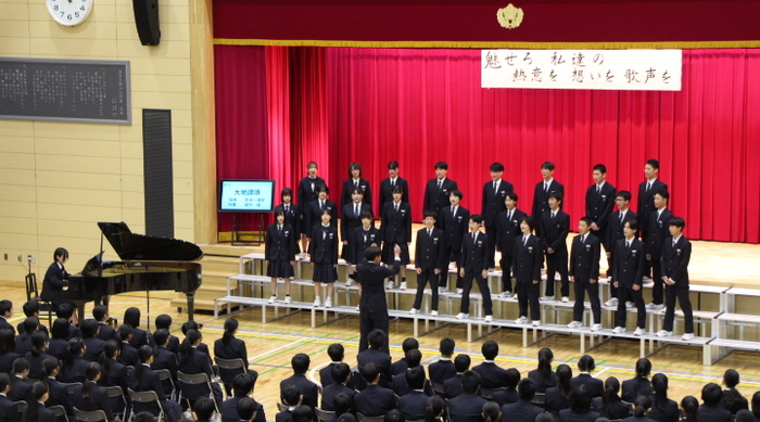 9年1組の合唱の様子