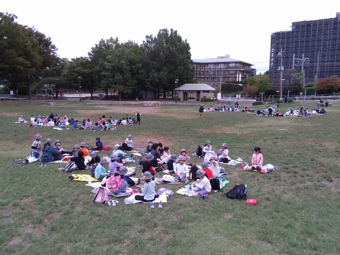 清水坂公園の広場でお弁当を食べる児童の様子
