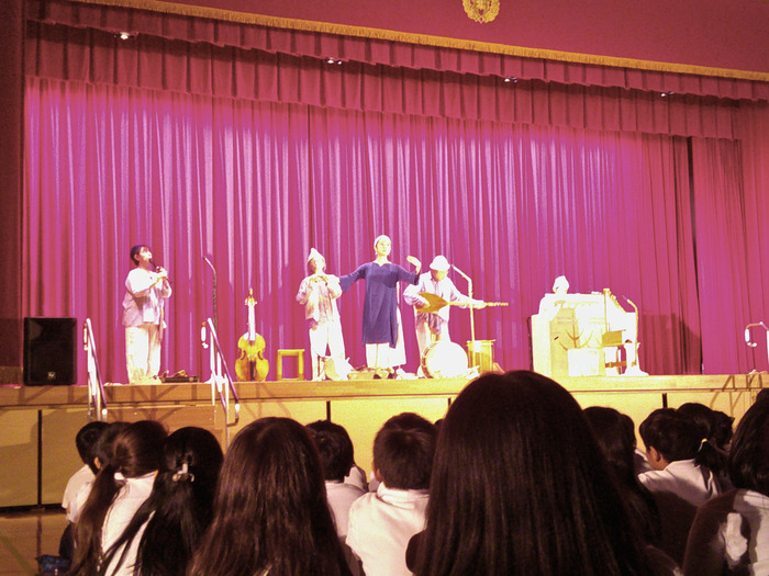 ステージ上でロバの音楽座のメンバーが演奏している様子