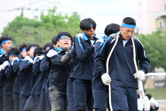 9学年種目のムカデ競争の様子