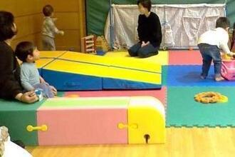 写真：プレイルーム幼児遊ぶ風景