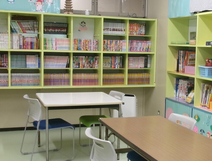 図書室の本と机