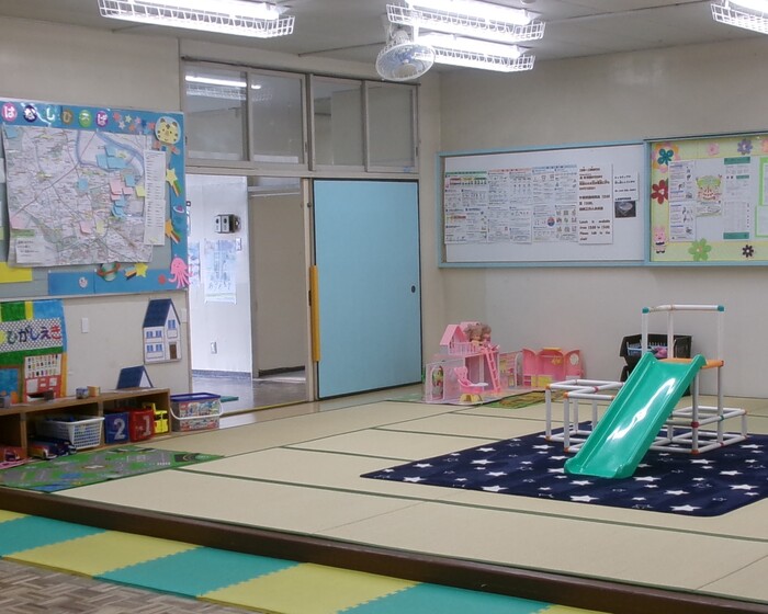 畳の部屋にプラレールやトミカが置いてある