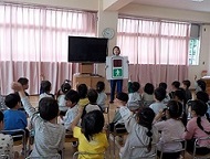 警察官の話を聞く子どもたち