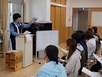 警察官の話を聞く保護者