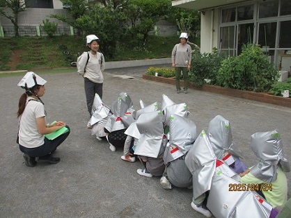 園庭に避難する子どもたち