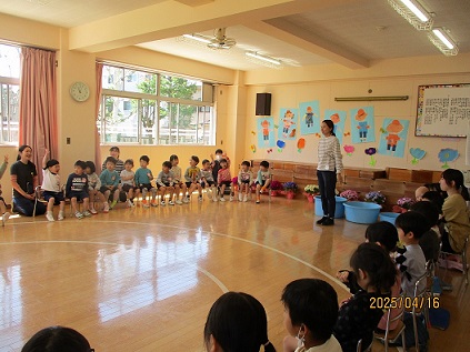 ホールでの歓迎会の様子