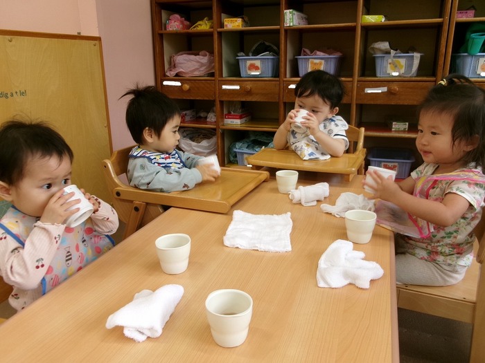 牛乳を飲んでいるところ