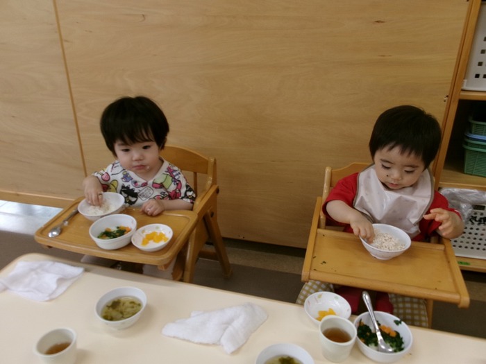 給食を食べているところ