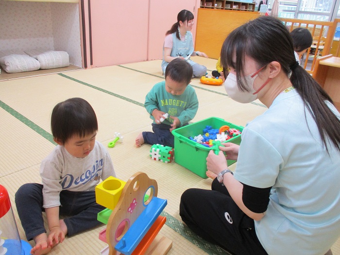 部屋で遊んでいるところ
