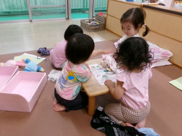お世話遊びをしている様子