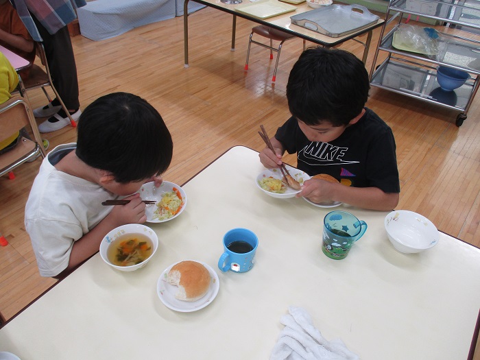 箸で食べているところ