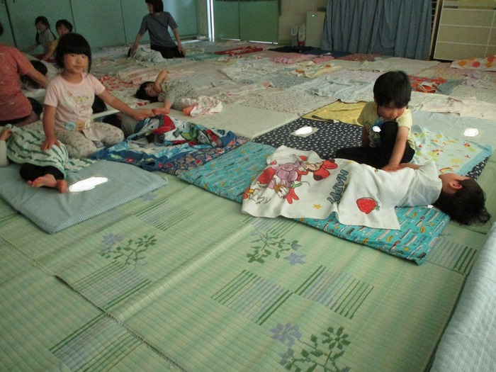 寝かしつけの手伝いをしているところ
