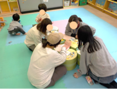 ママたちでゲームをしているところ