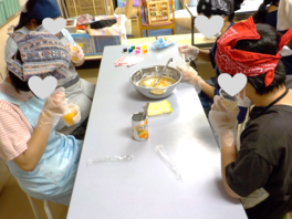中高生が試食している様子