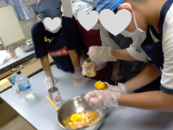 果物を混ぜている様子