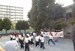 舞台でダンスの発表をしている小学生たち