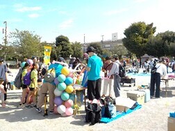 バルーンアートを楽しむ参加者