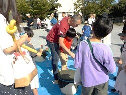 ベーゴマに挑戦するこども