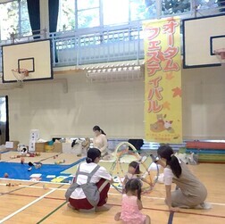 体育館内の乳幼児遊ぶ様子