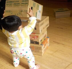 段ボールを積み上げる子ども