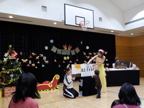 大型絵本に合わせて歌をうたう