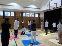 ストレッチをする母たち