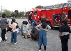 消防隊の話を聞く参加者