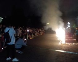 花火を見る参加者