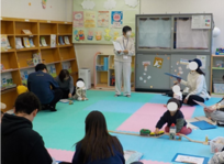 参加親子が相談員の話を聞いている様子