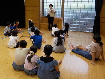 避難訓練の話をしている写真