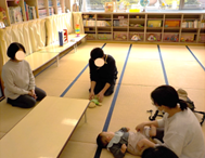 保育園職員と参加者が話している様子